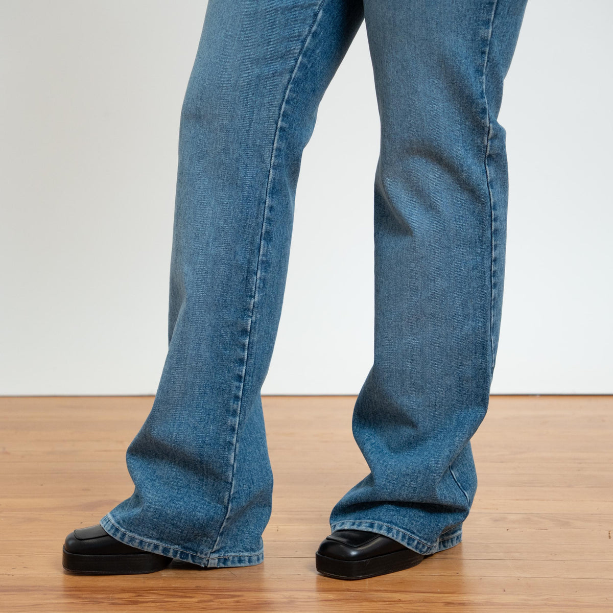 Vintage 90s Y2K Flared Leg Jeans – Medium Tall | Medium Wash High Waisted Long Inseam Jeans