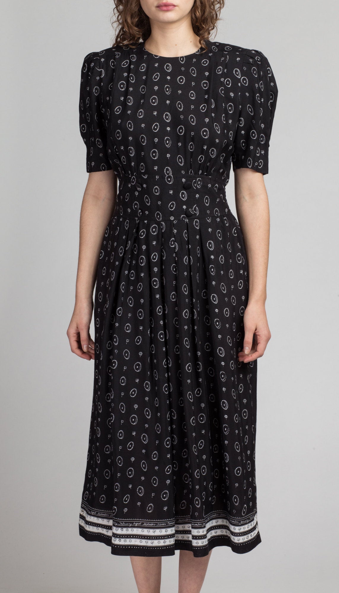 80s Black & White Floral Calendar Print Midi Dress - Medium | Vintage Circle Pattern Pleated Short Sleeve Grunge Dress