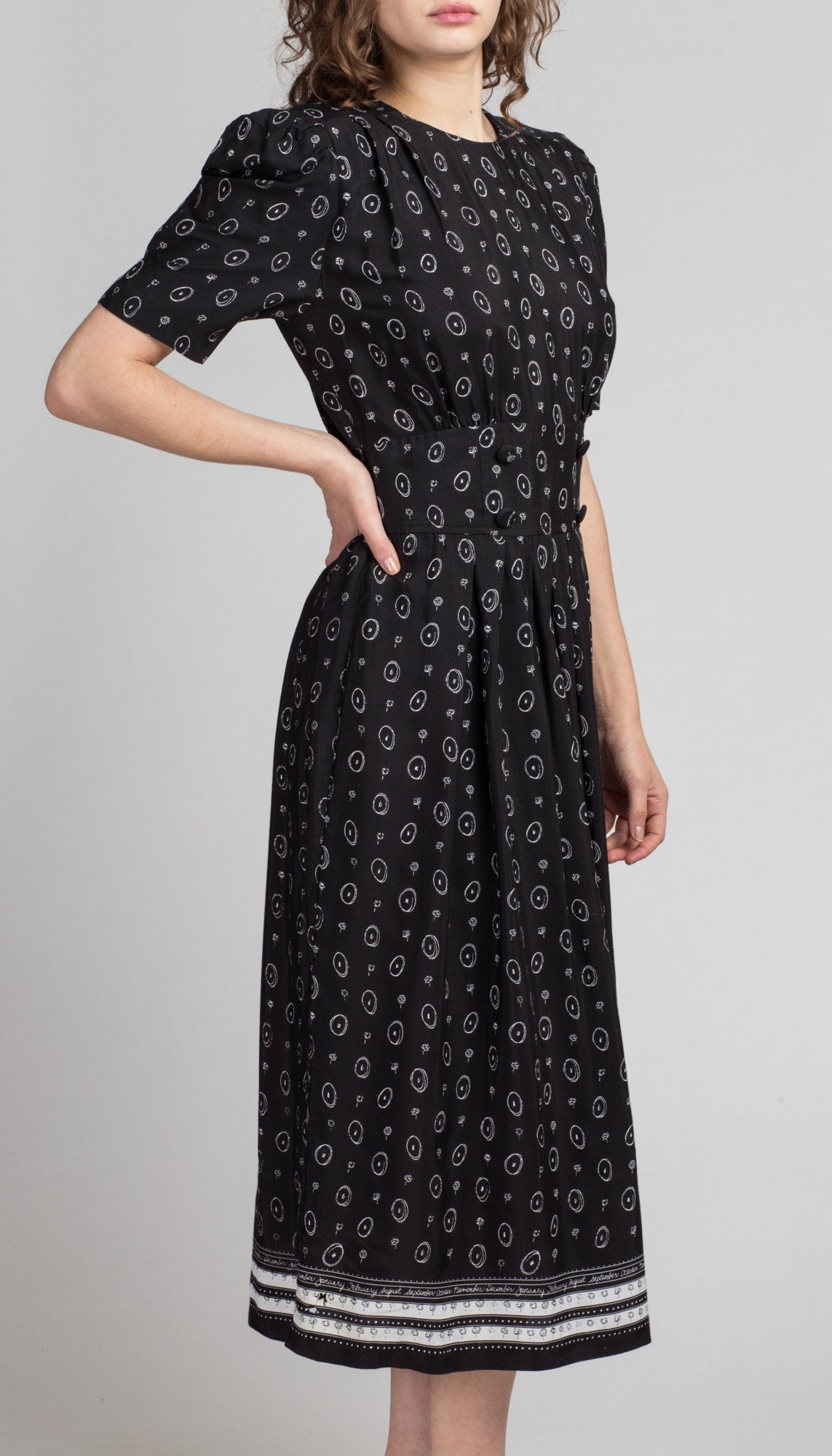 80s Black & White Floral Calendar Print Midi Dress - Medium | Vintage Circle Pattern Pleated Short Sleeve Grunge Dress