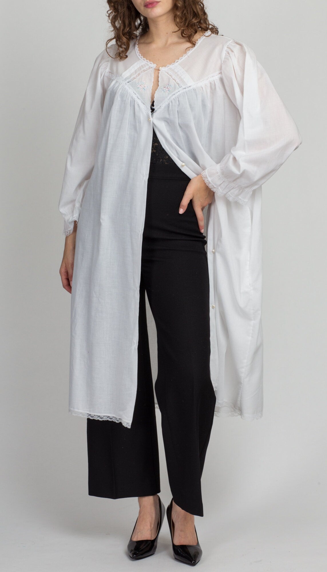 80s White Peignoir Robe - Large | Vintage Lace Trim Pearl Button Up Dressing Gown
