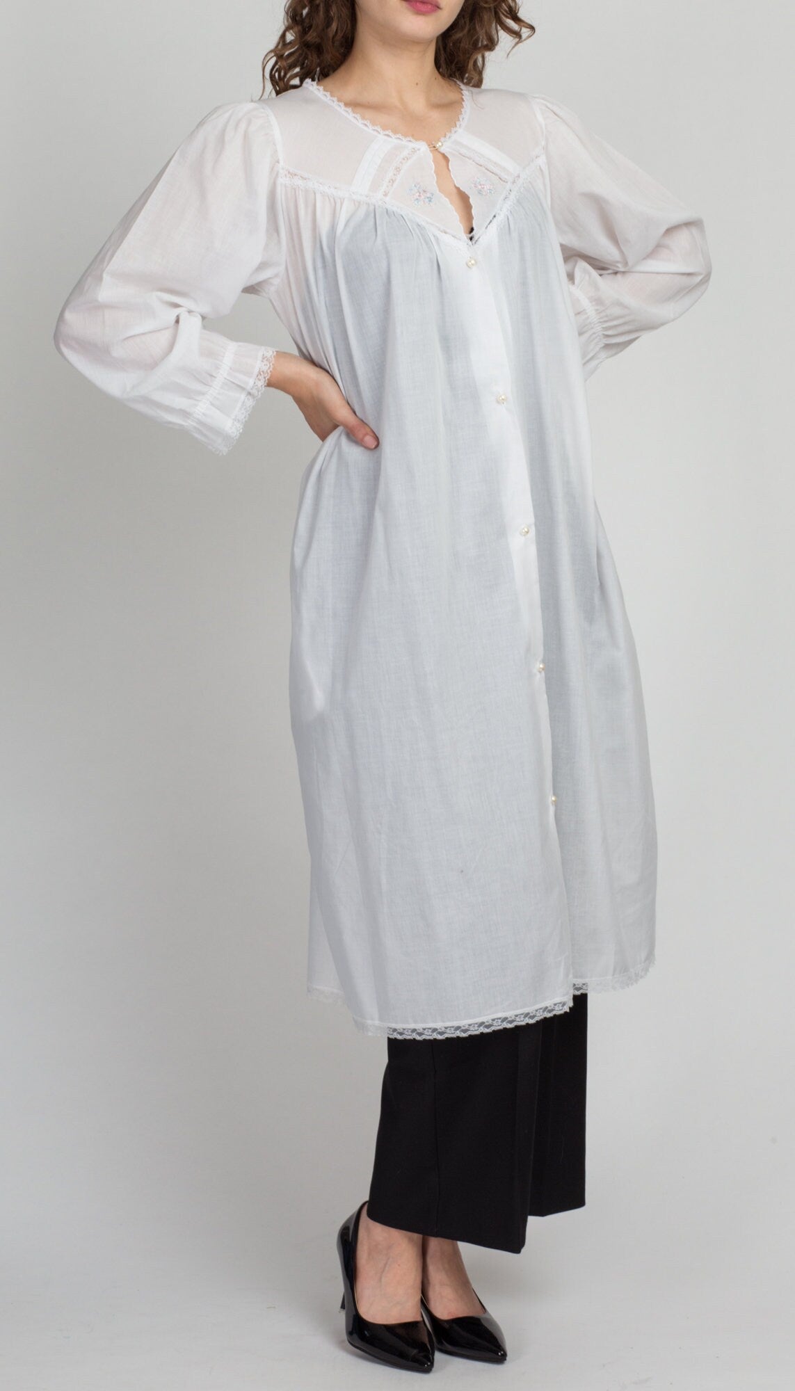 80s White Peignoir Robe - Large | Vintage Lace Trim Pearl Button Up Dressing Gown