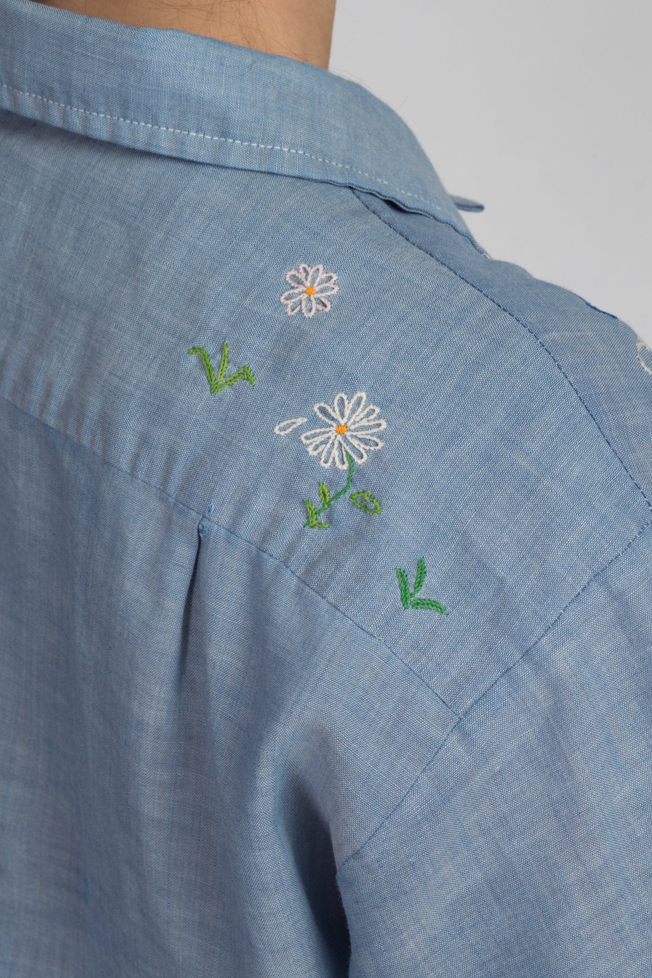 70s Summer Embroidered Chambray Shirt - Men&#39;s Large | Vintage Boho Blue Button Up Floral Collared Top
