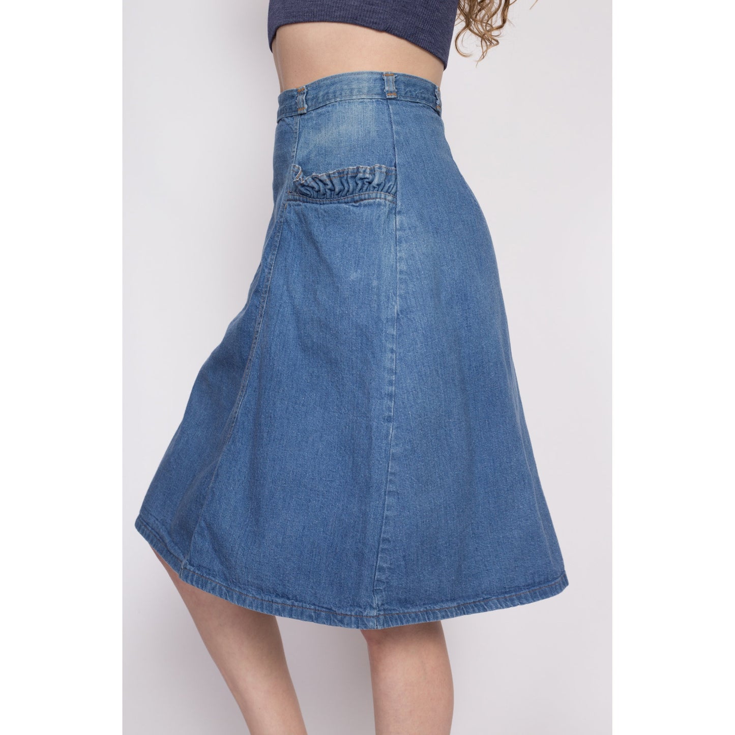 70s Denim Ruffle Pocket A-Line Skirt - Small, 27" | Vintage Faded High Waisted Boho Knee Length Jean Skirt