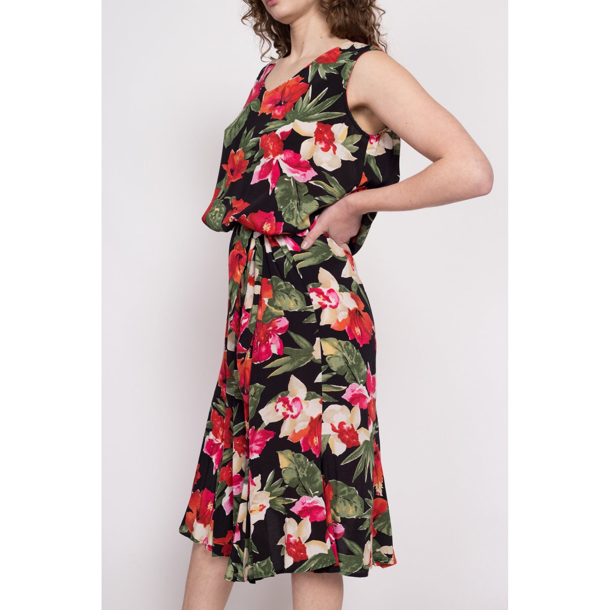 80s Hibiscus Print Blouson Midi Dress - Large | Vintage Boho Floral Sleeveless Black Red Fitted Waist Dress