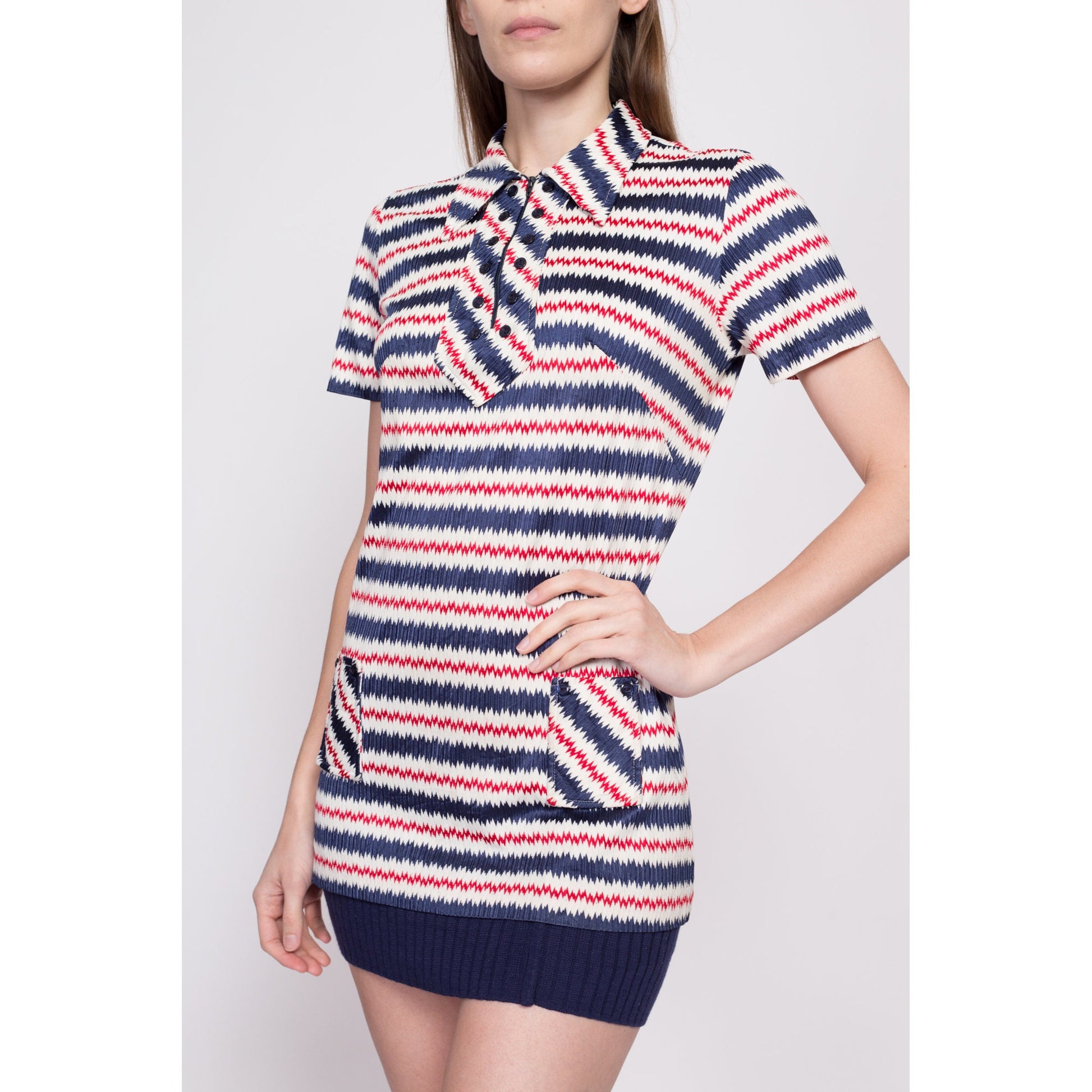 60s 70s Mod Flame Stitch Top - Medium | Vintage Red White Blue Zig Zag Striped Collared Tunic Shirt