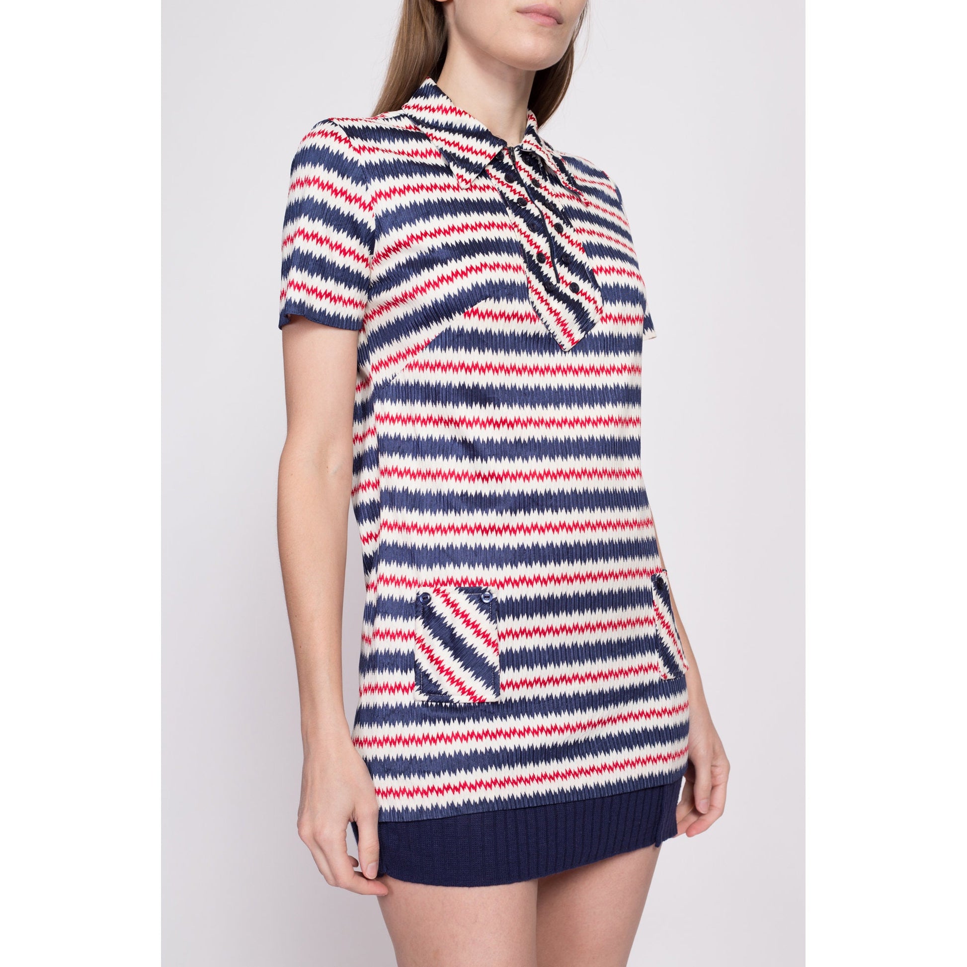 60s 70s Mod Flame Stitch Top - Medium | Vintage Red White Blue Zig Zag Striped Collared Tunic Shirt