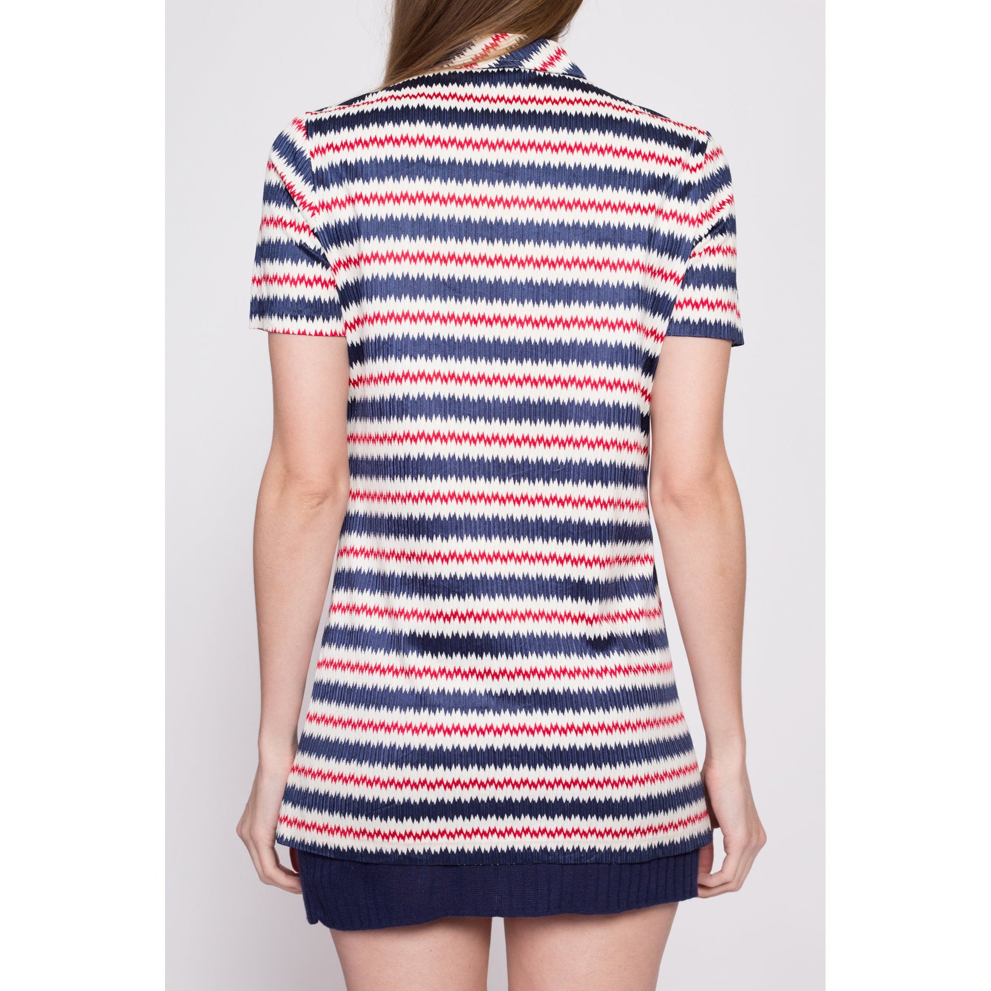 60s 70s Mod Flame Stitch Top - Medium | Vintage Red White Blue Zig Zag Striped Collared Tunic Shirt
