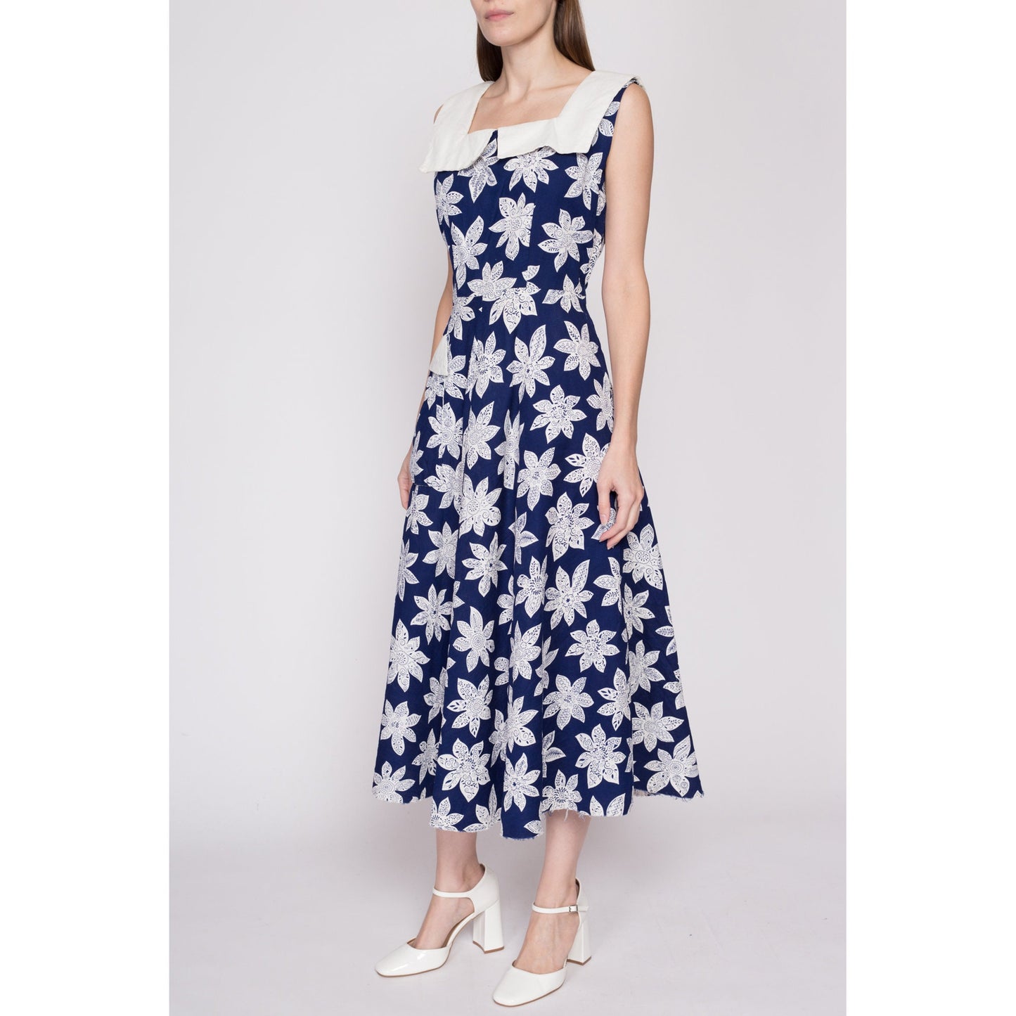 Med-Lrg 1940s Navy Blue Floral Sailor Collared Dress | Vintage 40s Tea Length Retro Sleeveless Pocket Midi Dress