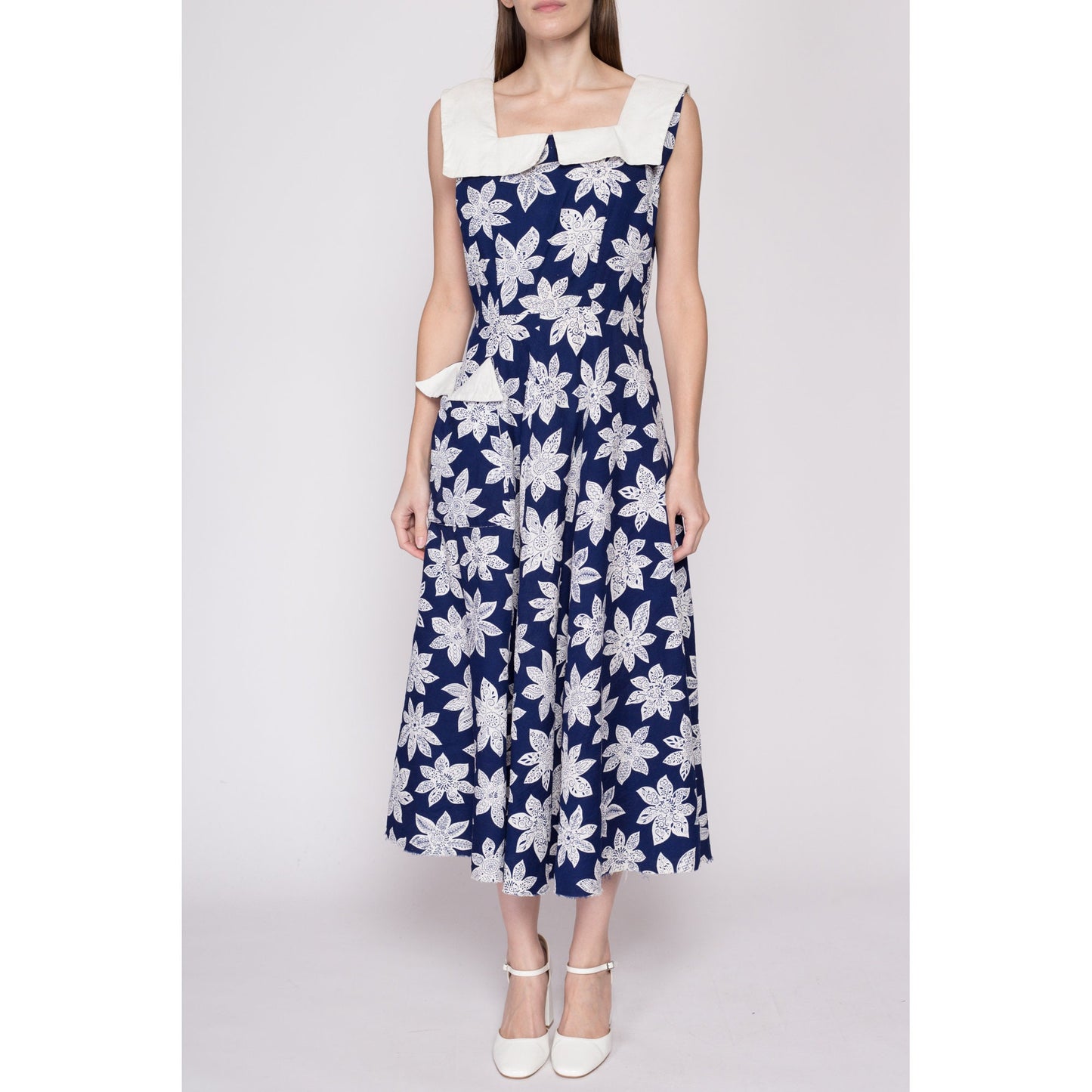 Med-Lrg 1940s Navy Blue Floral Sailor Collared Dress | Vintage 40s Tea Length Retro Sleeveless Pocket Midi Dress