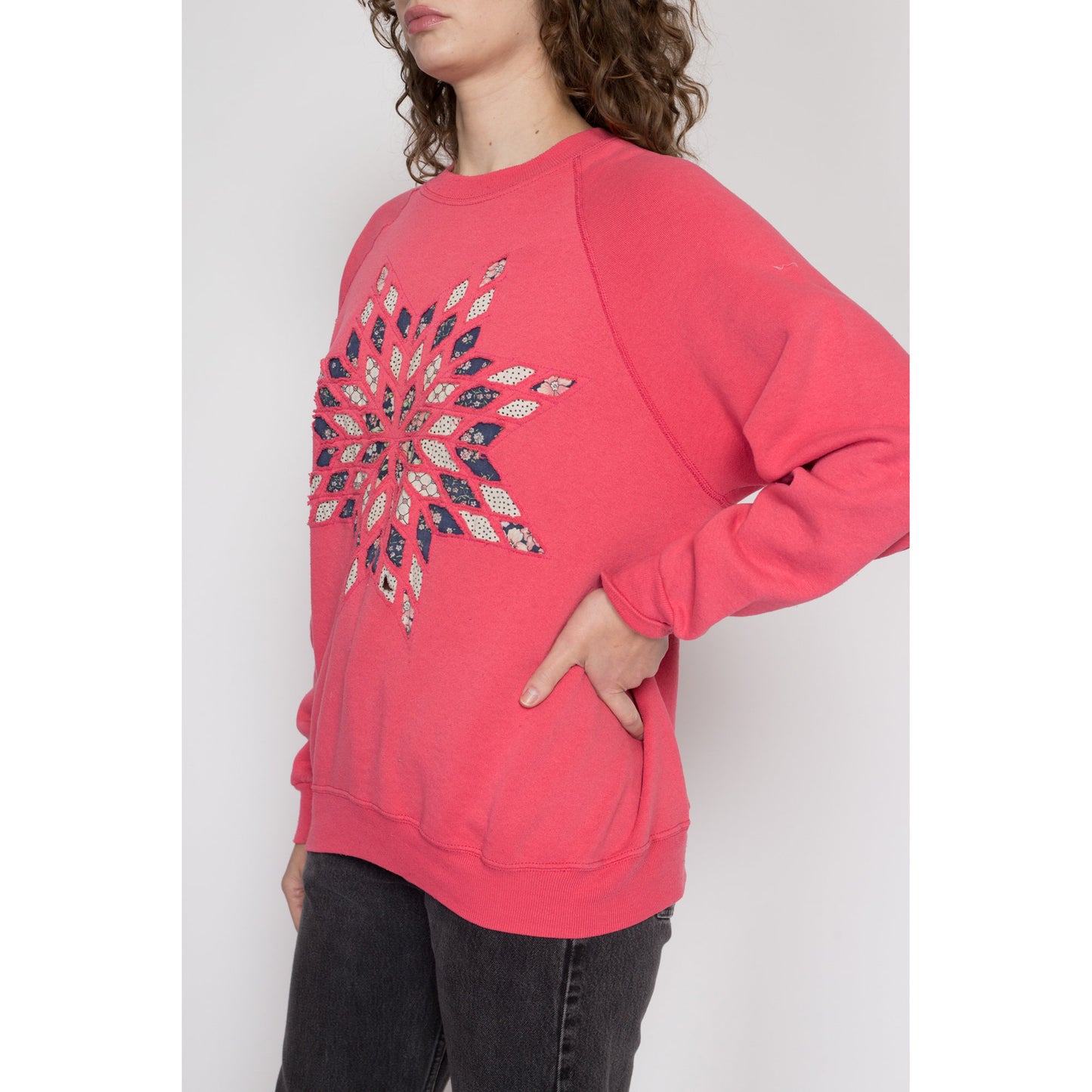XL 90s Quilted Snowflake Graphic Sweatshirt | Vintage Salmon Pink Patchwork Raglan Sleeve Pullover