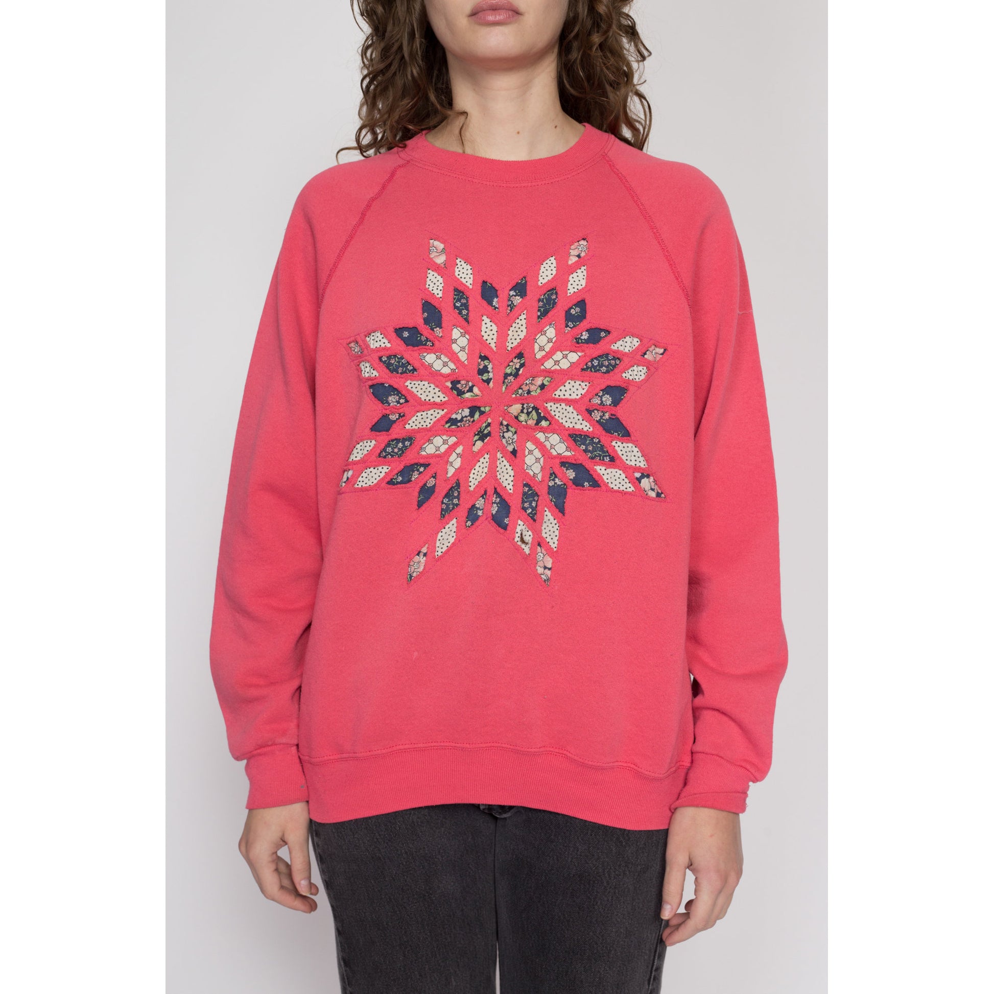 XL 90s Quilted Snowflake Graphic Sweatshirt | Vintage Salmon Pink Patchwork Raglan Sleeve Pullover