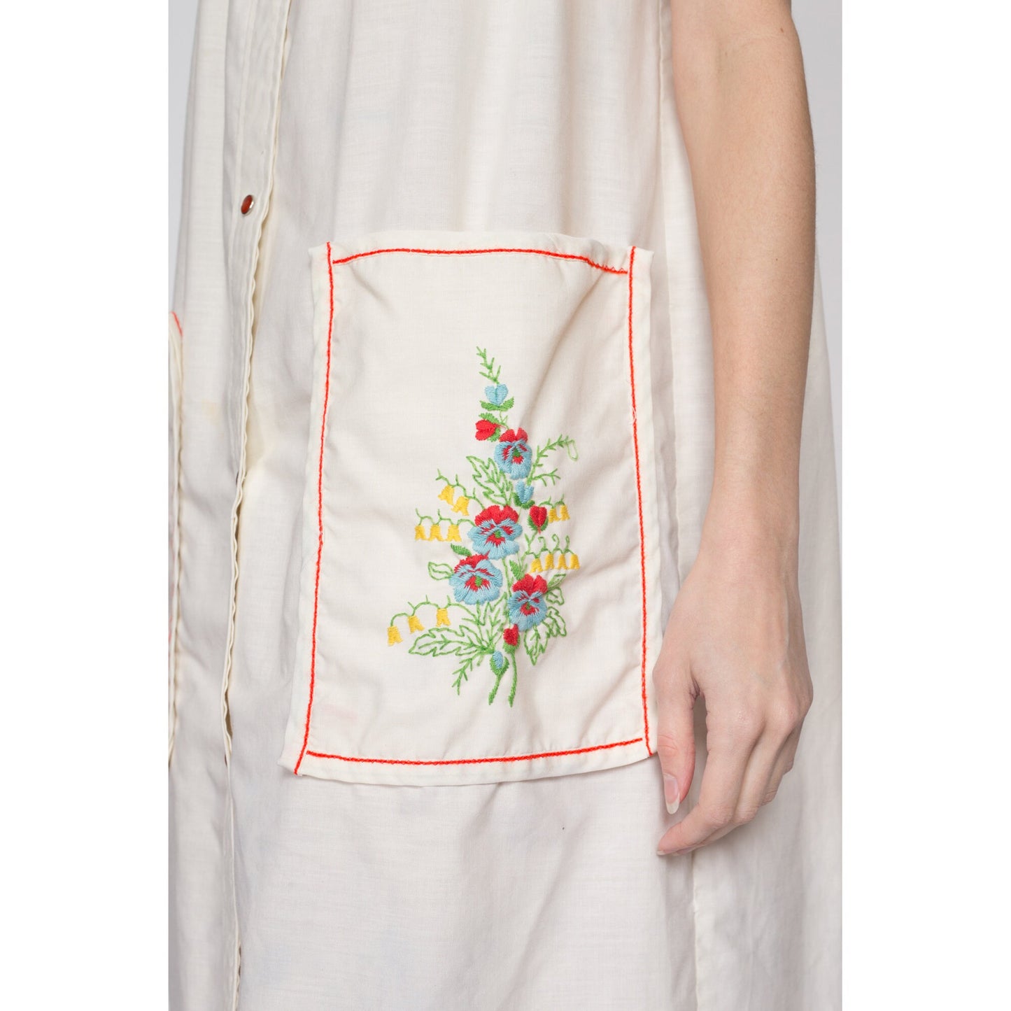 Large 60s White Pansy Floral Embroidered House Dress | Vintage Pearl Snap Short Sleeve Pointed Collar Shift Housecoat