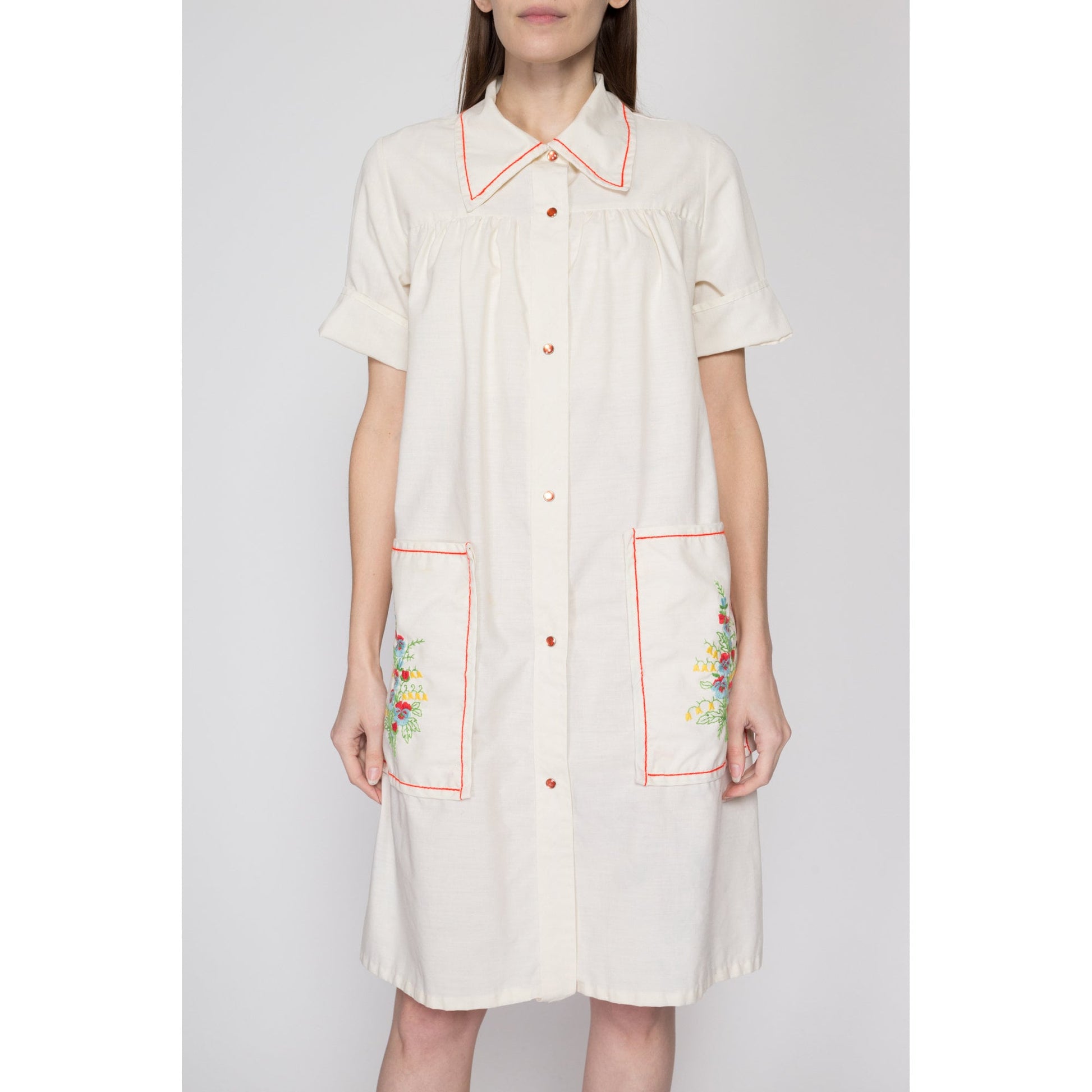Large 60s White Pansy Floral Embroidered House Dress | Vintage Pearl Snap Short Sleeve Pointed Collar Shift Housecoat