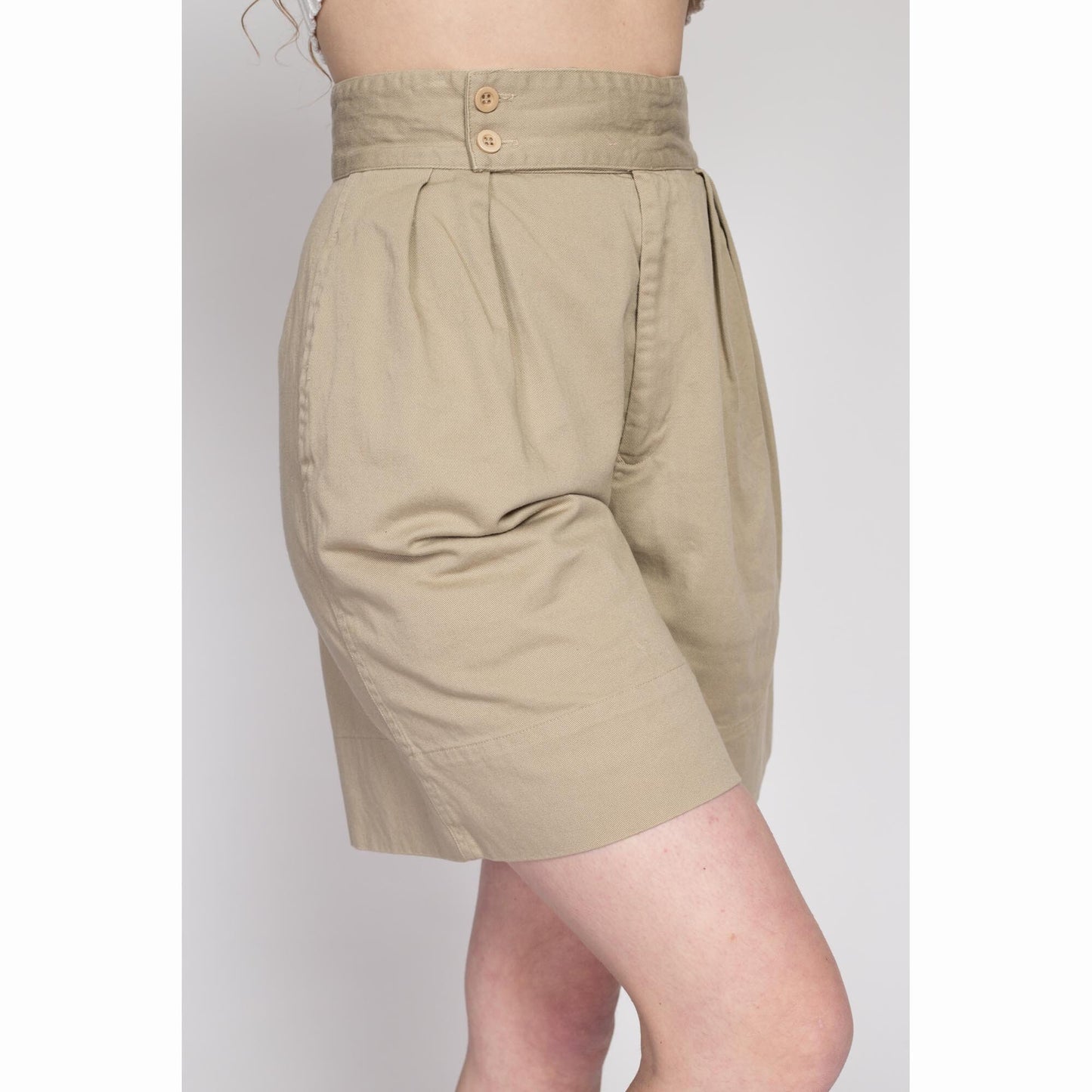 Sm-Med 80s Khaki Pleated Shorts 27" | Vintage High Waisted Curvy Fit Mom Shorts