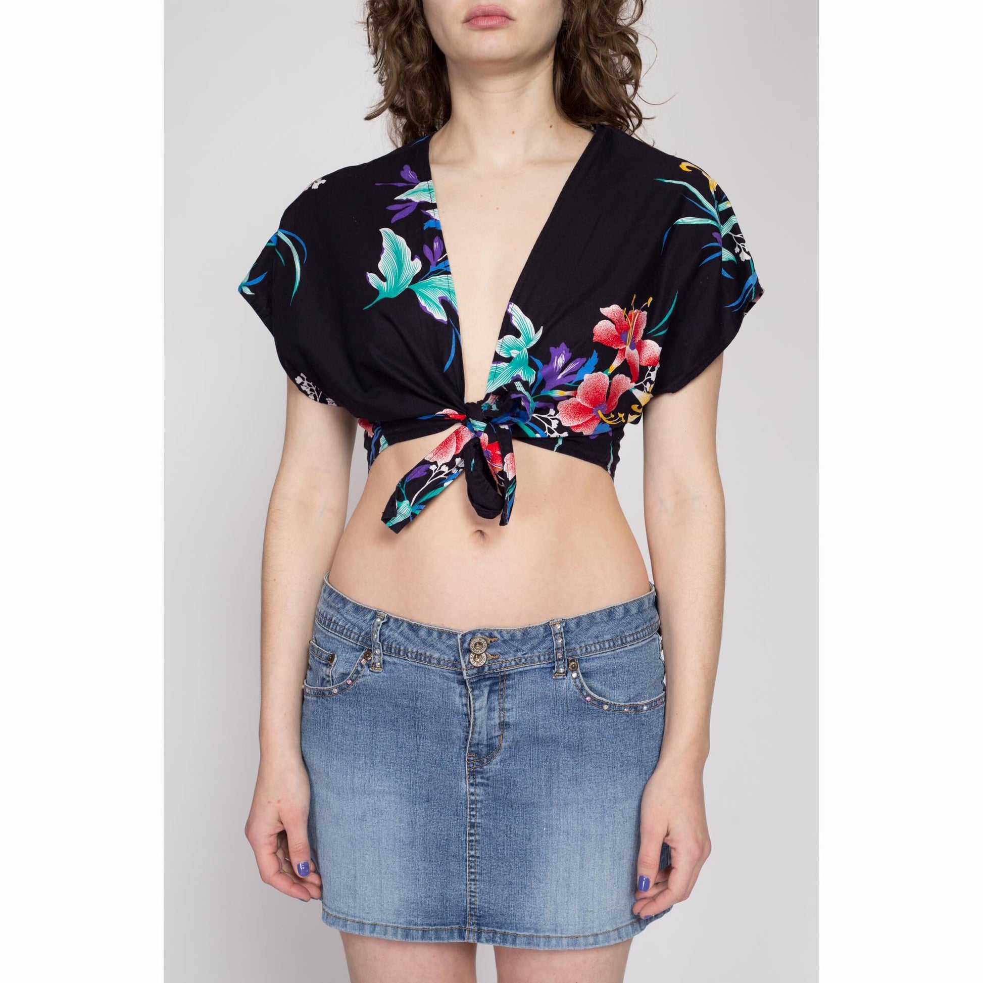 Lrg-XL 80s Black Tropical Floral Tie Front Crop Top | Vintage Boho Cap Sleeve Cropped Blouse