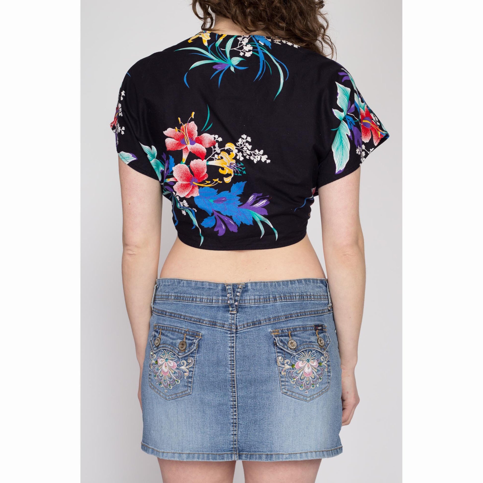 Lrg-XL 80s Black Tropical Floral Tie Front Crop Top | Vintage Boho Cap Sleeve Cropped Blouse