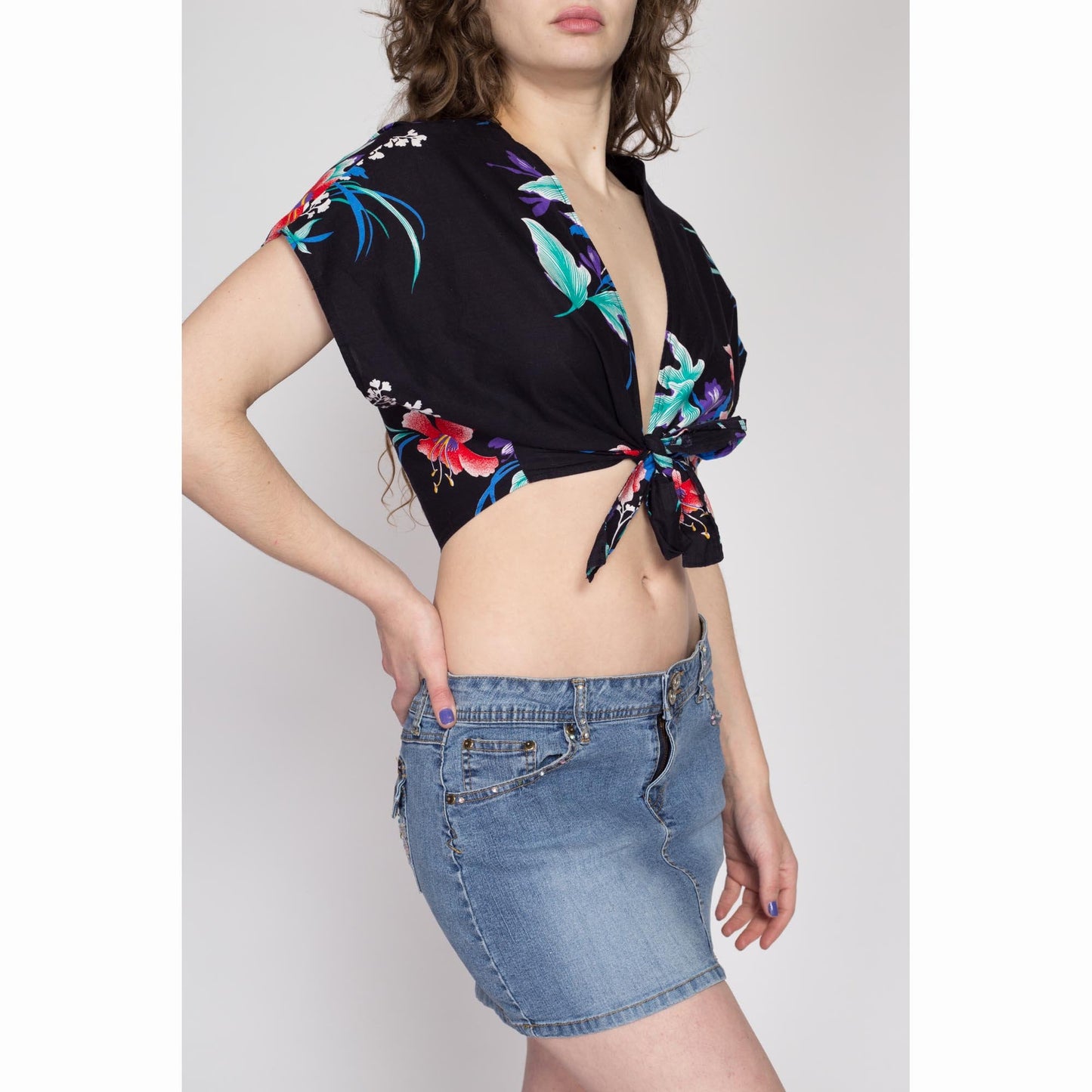 Lrg-XL 80s Black Tropical Floral Tie Front Crop Top | Vintage Boho Cap Sleeve Cropped Blouse