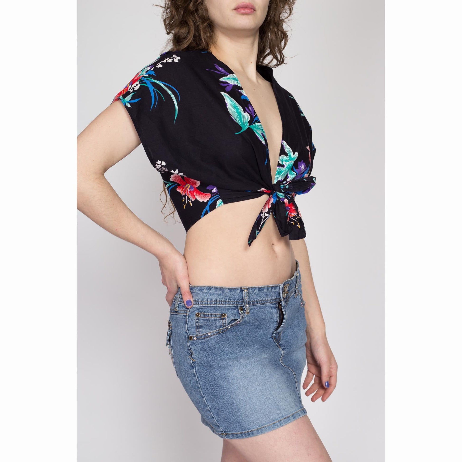 Lrg-XL 80s Black Tropical Floral Tie Front Crop Top | Vintage Boho Cap Sleeve Cropped Blouse