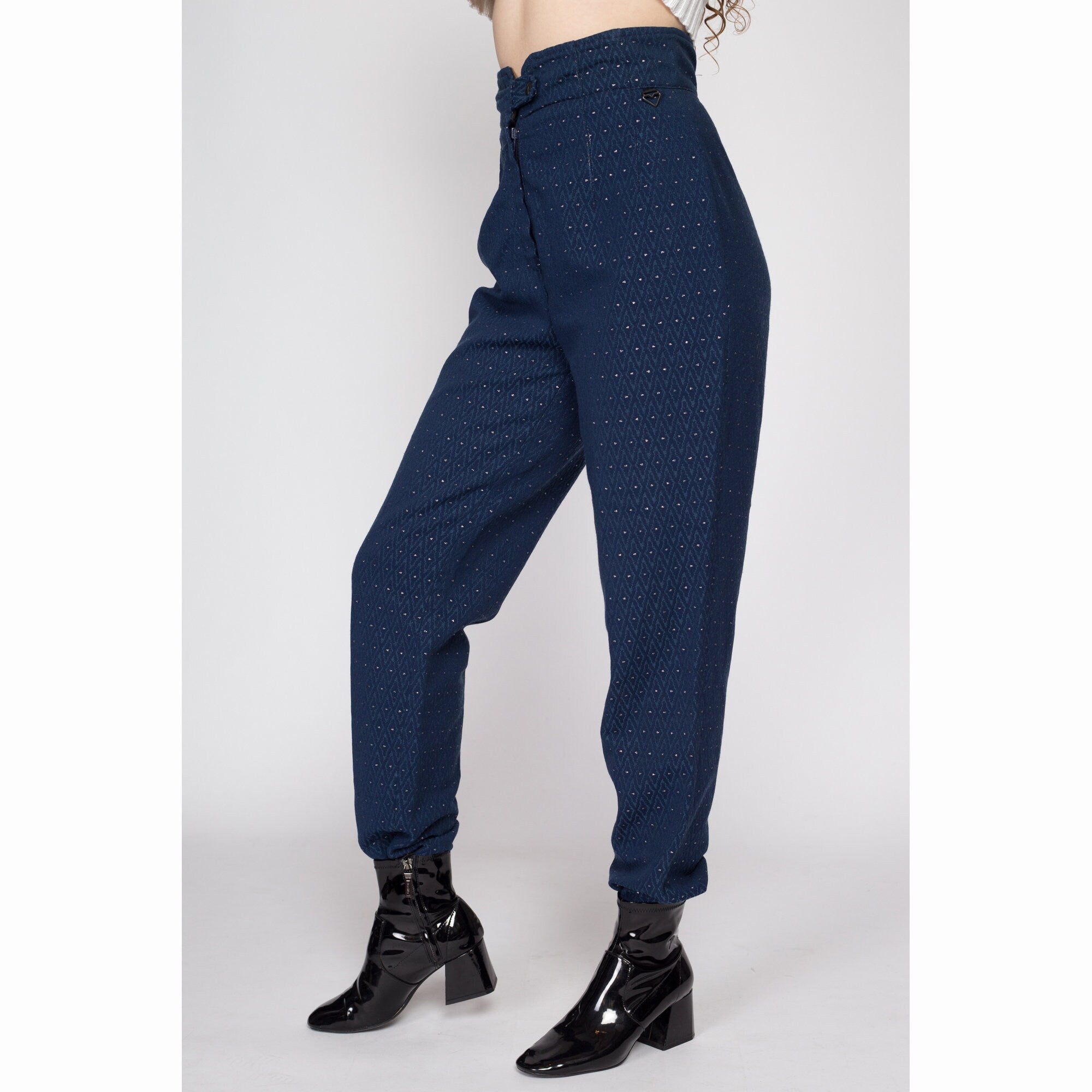 Ski pants with stirrups clearance