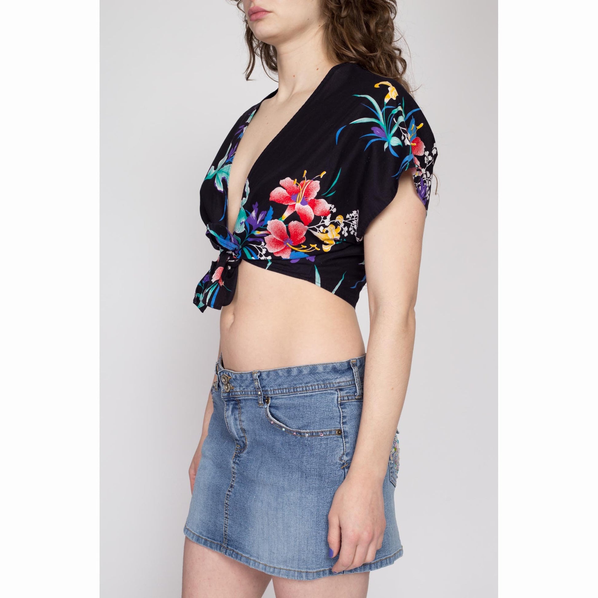 Lrg-XL 80s Black Tropical Floral Tie Front Crop Top | Vintage Boho Cap Sleeve Cropped Blouse